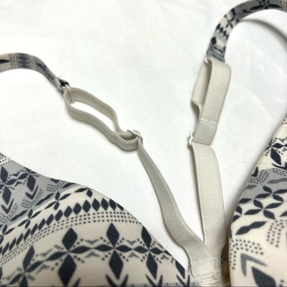 Victoria’s Secret Bra Lot of 2 Bundle Body By Victoria Push Up Plunge Size 34DD - Picture 3 of 15